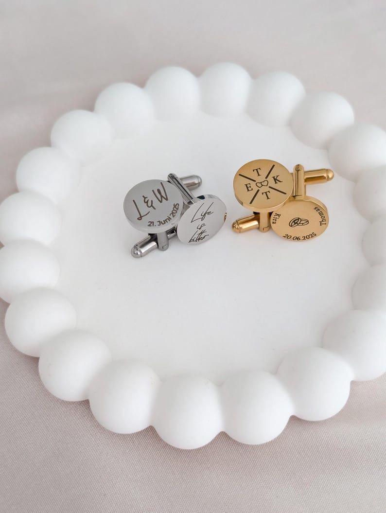 Personalisierte Manschettenknöpfe in Silber und Gold mit Initialen und Datum – gravierte Edelstahl-Manschettenknöpfe als Hochzeitsgeschenk für Männer.