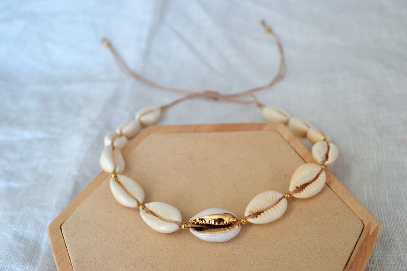 Muschelkette gold // Muschel Choker gold weiß // Muschel Kette Sommer // Kauri Muschel Halskette // Boho Kette // Kette für den Urlaub Bild 1