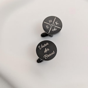 Schwarze Manschettenknöpfe mit Gravur als Geschenk für den Ehemann oder Brautvater
