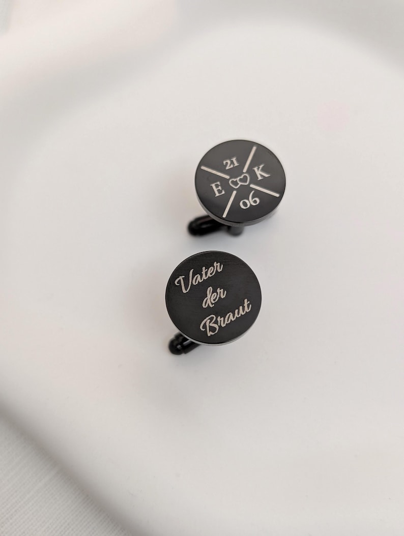 Schwarze Manschettenknöpfe mit Gravur als Geschenk für den Ehemann oder Brautvater