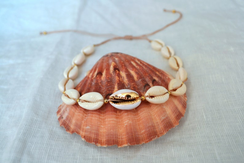 Muschelkette gold // Muschel Choker gold weiß // Muschel Kette Sommer // Kauri Muschel Halskette // Boho Kette // Kette für den Urlaub Bild 5