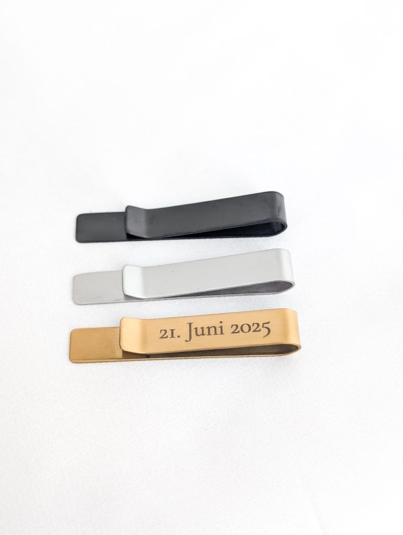 Personalisierte Krawattennadeln mit Datum und Wunschgravur – Geschenk für Bräutigam, Vater der Braut und Trauzeugen.