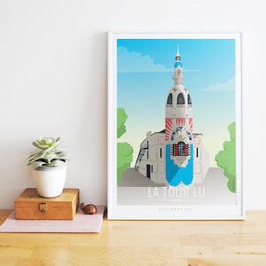 Peut inclure: Une impression d'art encadrée représentant une illustration stylisée du bâtiment La Tour Lu à Nantes, en France. Le graphique montre la tour avec une façade bleue, blanche et rouge sur un ciel bleu clair, avec des arbres verts et le texte LA TOUR LU NANTES.