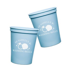 Vasos reutilizables con conchas y campanas de boda / Vaso azul claro con conchas / Despedida de soltera playera / Decoración costera para abuelas (se venden por separado)