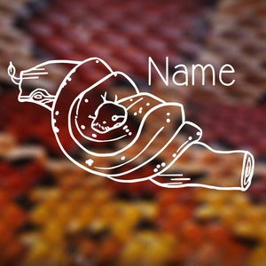 Könnte beinhalten: Eine weiße Linienzeichnung einer Schlange, die sich auf einem Ast zusammenrollt. Die Zeichnung befindet sich auf einem verschwommenen Hintergrund aus Rot, Orange und Gelb.