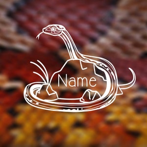 Könnte beinhalten: Weiße Linienzeichnung einer Schlange, die sich um einen Stein windet, auf dem das Wort "Name" steht. Der Hintergrund ist ein verschwommenes Bild eines bunten Stoffes.