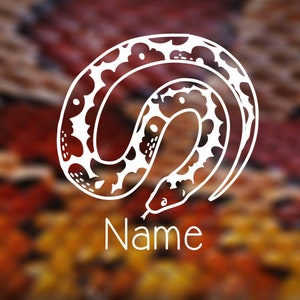 Puede incluir: Dibujo de línea blanca de una serpiente enroscada en un círculo sobre un fondo borroso de colores rojo, naranja y amarillo. El texto "Name" está debajo de la serpiente.