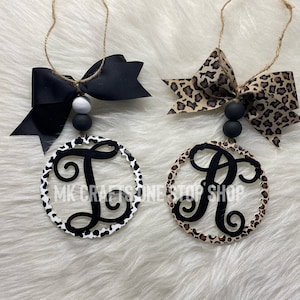 Abalorio para coche con letra inicial con estampado de vaca o leopardo personalizado - Decoración para vehículos - Bonito accesorio para coche - Estampado animal - Regalo para ella