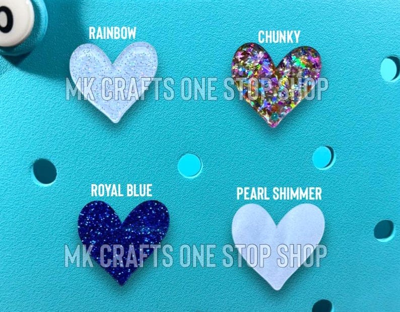 Pu&ograve; includere: Quattro ciondoli a forma di cuore in vari colori: azzurro, glitter chunky multicolore, blu reale e perla scintillante. I testi "RAINBOW", "CHUNKY", "ROYAL BLUE" e "PEARL SHIMMER" sono sopra ogni cuore. Il testo "MK CRAFTS ONE STOP SHOP" &egrave; sotto.