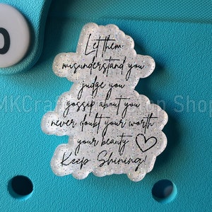 Let Thems Glitter Bogg Taschenanhänger - Bogg Bag Buttons - Bogg Bag Zubehör - Taschenanhänger - Inspiration - Mode - Liebeszitate - Positivität
