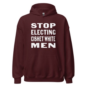 Op de afbeelding: Bordeauxkleurig hoodie met de tekst "STOP ELECTING CISHET WHITE MEN" in wit.