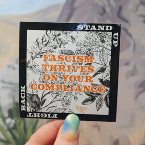 Le fascisme prospère sur votre autocollant de conformité