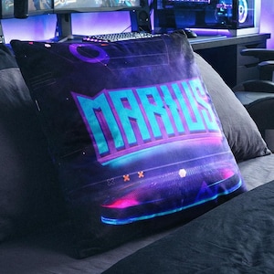 Cuscino da gioco futuristico personalizzabile – Controller fantascientifico luminoso blu/rosa – Stampa HD – Rivestimento soft-touch 40×40 cm