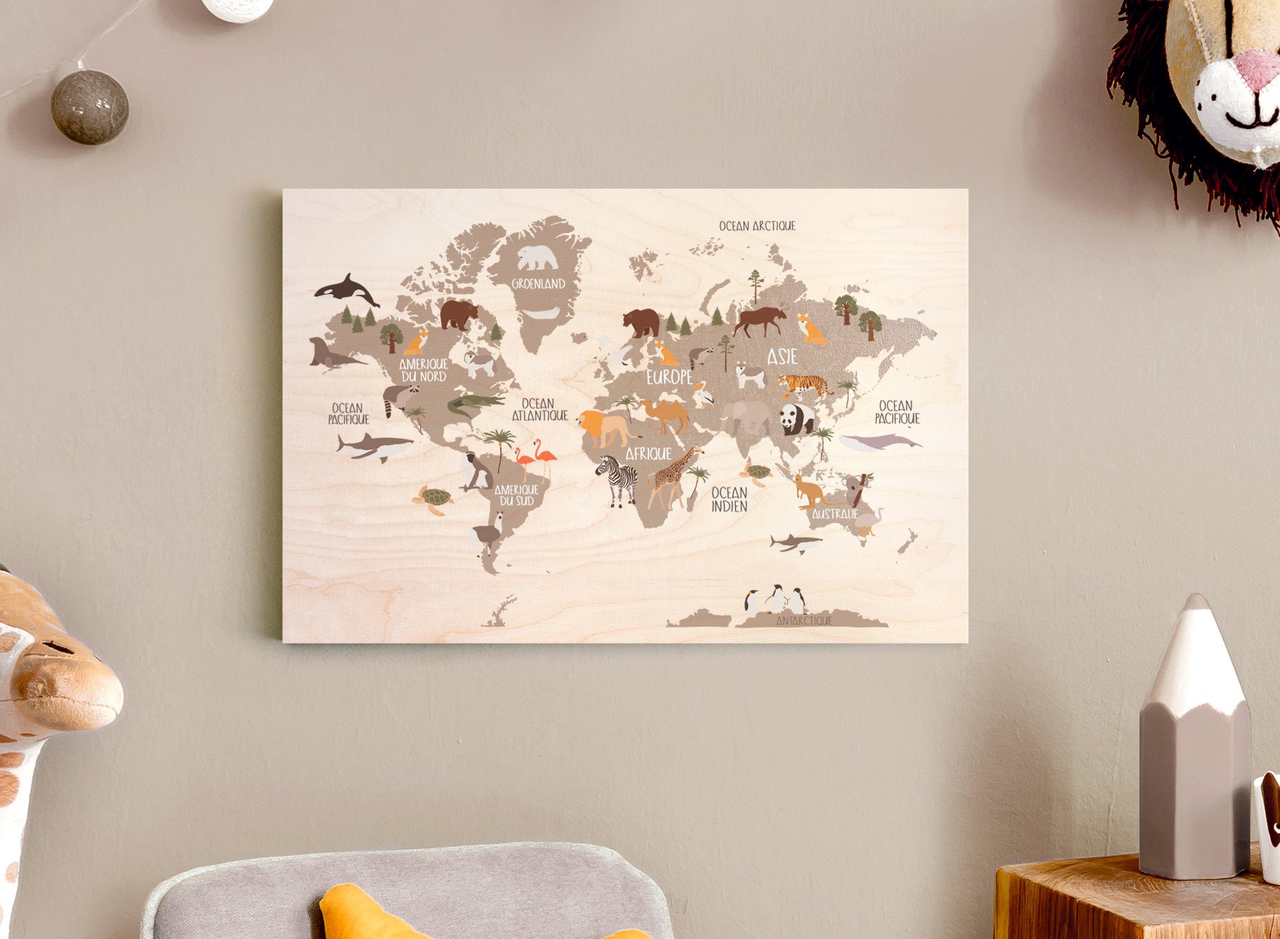 Carte Du Monde Chambre Enfant en Bois avec Animaux Imprimée sur Bois - Style Brut Taille A3 45x30cm