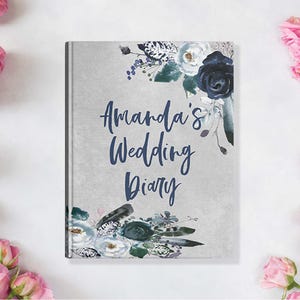 パーソナライズされた婚約ジャーナル ダスティブルーの花と羽のウェディングジャーナル 婚約プレゼント ウェディングプランニング ハードカバーノートブック BJ007