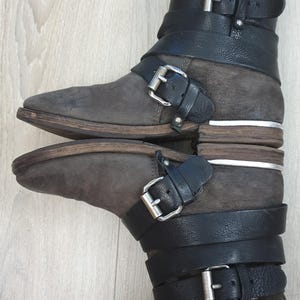 Airstep, AS 98 echt leren biker-enkellaarzen voor dames, donkergrijze kleur, zwarte bandjes met decor, maat EU-37