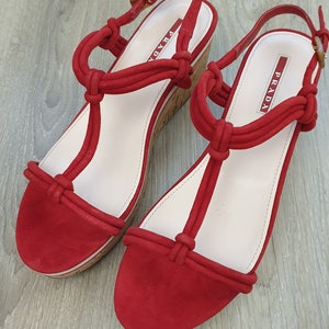 Sandały damskie zamszowe na platformie z korka Prada. Kolor czerwony, rozmiar EU-40