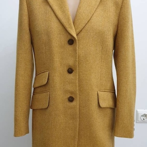 Aigner made in Portugal,wunderschöner seltener Damen Luxus Blazer,senffarben,Metall Logo auf der linken Seitentasche,Lammwolle,Größe D-40,F-42