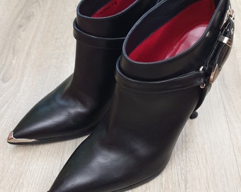 Cesare Paciotti made in Italy unique women&#39;s ankle heel boots,top luxury,genuine leather,black with metal nose and decor,size EU-37