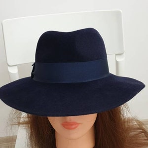 Pauline voor Bermona gemaakt in Engeland top luxe dameshoed, konijnenbontvilt, donkerblauw