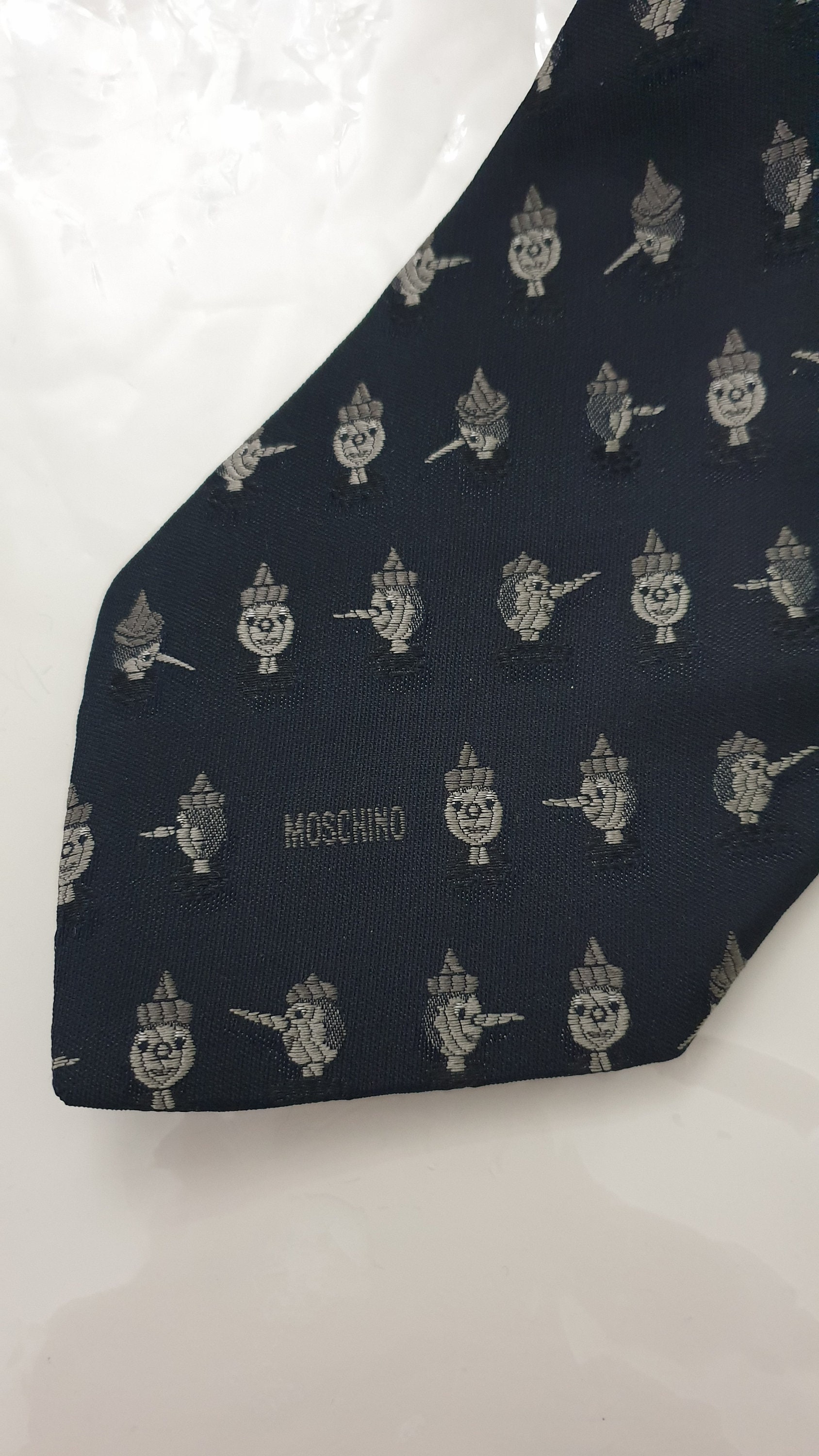Cravate Homme Vintage Moschino - Soie, Motif Jaune Or, Largeur >8,2 Cm, Neuve Avec étiquettes