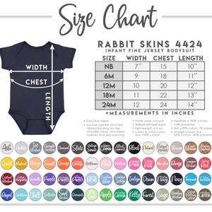 Puede incluir: Tabla de tallas para bodies de punto fino para beb&eacute;s, de las tallas NB a 24M. La tabla muestra las medidas de ancho, pecho y largo en pulgadas. La tabla est&aacute; etiquetada como "Rabbit Skins 4424".