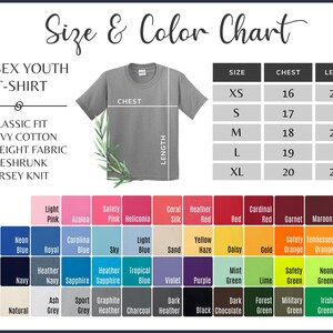 Puede incluir: Tabla de tallas para una camiseta unisex para j&oacute;venes con una maqueta de camiseta gris. La tabla muestra las tallas XS a XL con las medidas de pecho y longitud correspondientes en pulgadas. Una tabla de colores a continuaci&oacute;n muestra una variedad de colores para la camiseta.