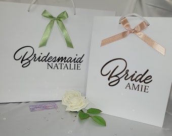 Sacolas de presente de casamento personalizadas com fita branca, para damas de honra e padrinhos.