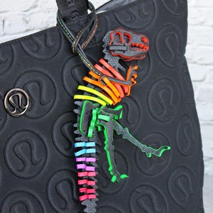 Neon Regenbogen T-Rex Taschenanhänger, Handgemachter Glow in the Dark Leder Dinosaurier Schlüsselanhänger