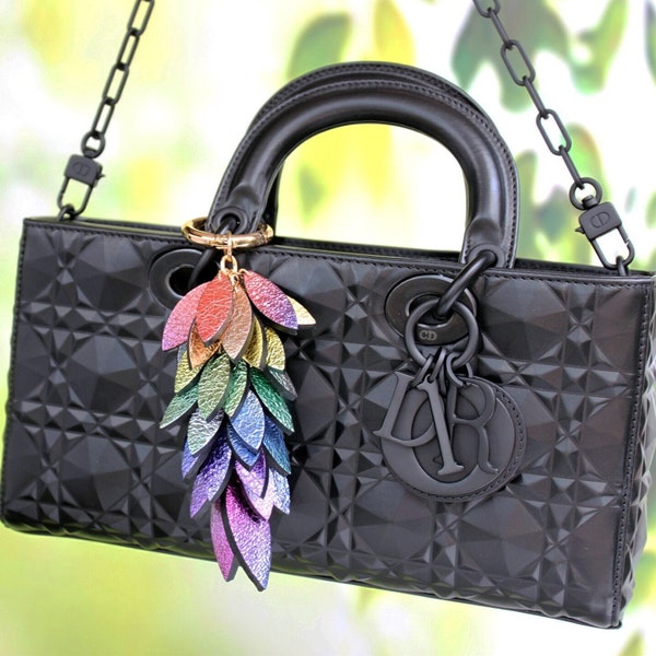 Breloque de sac en cuir réversible feuilles arc-en-ciel métalliques, porte-clés pour sac à main, cadeau pour elle