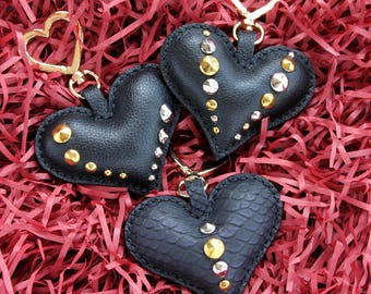 Llavero de cuero con colgante de corazón con tachuelas, accesorios de estilo punk rock negros hechos a mano.