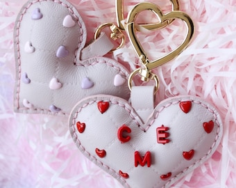 Charm para bolso de cuero con corazón tachonado y llavero personalizado hecho a mano