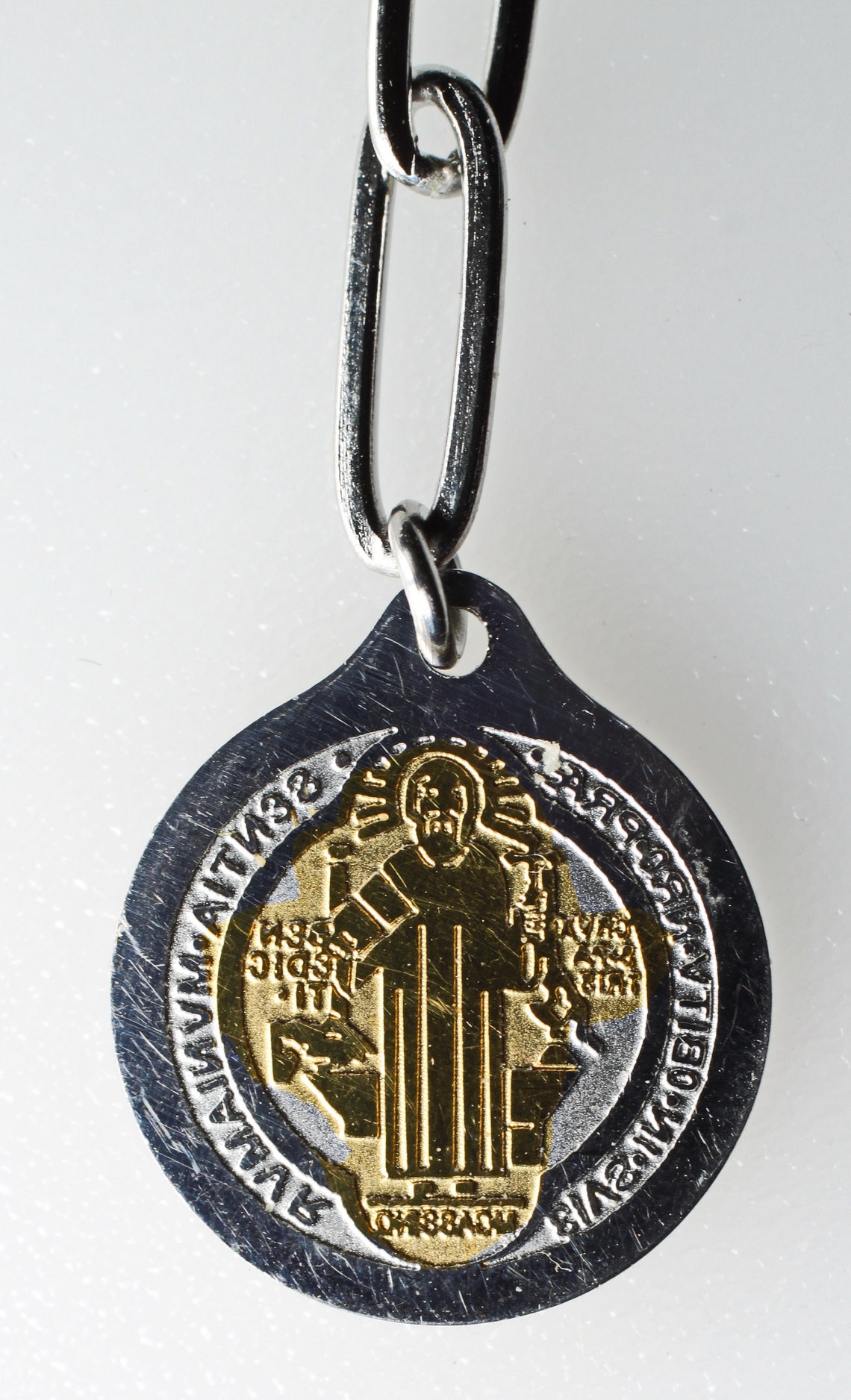 Collier religieux pendentif rond médaille St Benoît en acier inox