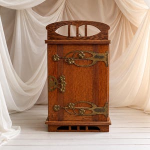 Scaffale in stile Art Nouveau, tavolino d'epoca, mobiletto, piccola credenza, rara lavorazione del legno, tavolo in legno, rarità, arredamento, mobili speciali, ritrovamento