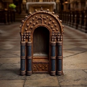 Può includere: Un'elaborata cabina confessionale in miniatura con un'arcata e una croce in cima. La cabina è principalmente in bronzo con accenti blu scuro sulle colonne. Lo sfondo mostra un interno di chiesa.
