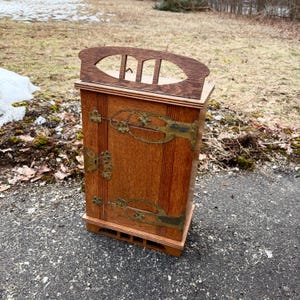 Jugendhylla, vintage sidobord, skåp, litet skåp, sällsynt träarbete, träbord, raritet, möblering, speciella möbler, fynd