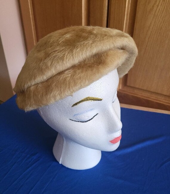 Vintage 1940's Beige Fur Felt Hat with Brim Desig… - image 1