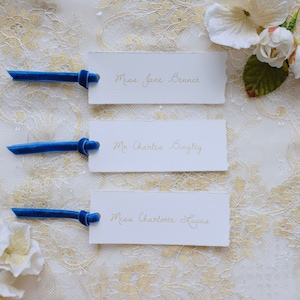 Elegante vintage Platzkarten mit königsblauem Samtband, personalisierbare Tischkarten mit Büttenrand, Jane Austen Hochzeit