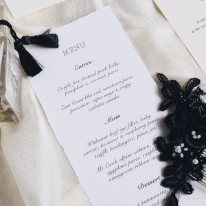 Luxe vintage menukaart met schepranden, fine art gedrukt trouwmenu klassiek zwart en wit