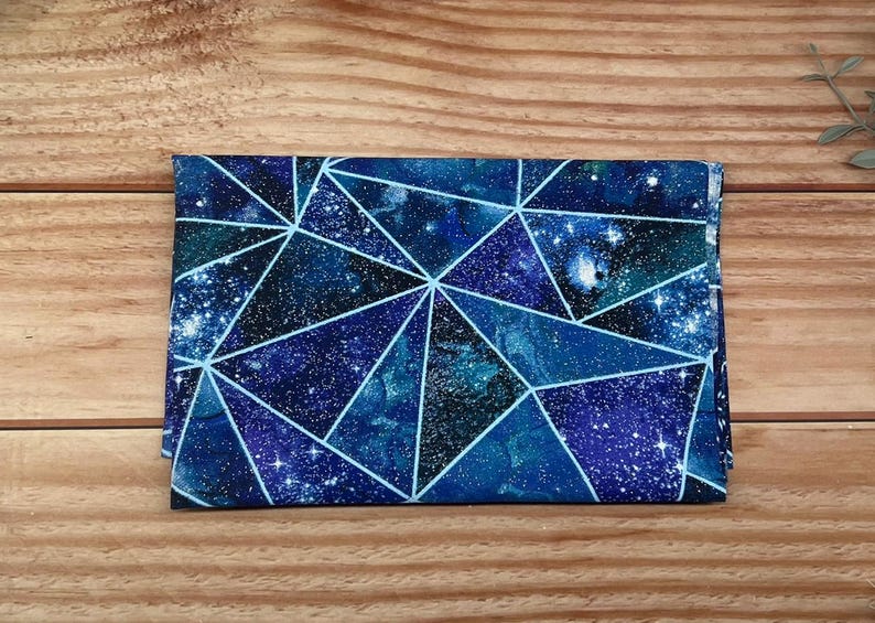 Celestial Fat Quarter-paket ***SISTA PÅFYLLNINGEN AV PAKETER*** – 6-delat Galaxy-quiltset i bomull – Tygkollektion med måne, stjärna och natthimmel dark geometric