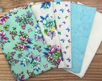 Flutter Bloom-tygpaket – Fjärilsblommigt bomullsset med fat quartermotiv – Rosagrönt vårquiltningstyg – Paket med trädgårdstema-pysseltyger