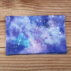 Celestial Fat Quarter-paket ***SISTA PÅFYLLNINGEN AV PAKETER*** – 6-delat Galaxy-quiltset i bomull – Tygkollektion med måne, stjärna och natthimmel light purple clouds