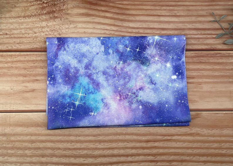 Celestial Fat Quarter-paket ***SISTA PÅFYLLNINGEN AV PAKETER*** – 6-delat Galaxy-quiltset i bomull – Tygkollektion med måne, stjärna och natthimmel light purple clouds