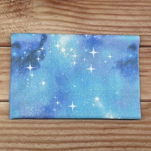 Celestial Fat Quarter-paket ***SISTA PÅFYLLNINGEN AV PAKETER*** – 6-delat Galaxy-quiltset i bomull – Tygkollektion med måne, stjärna och natthimmel clouds light blue