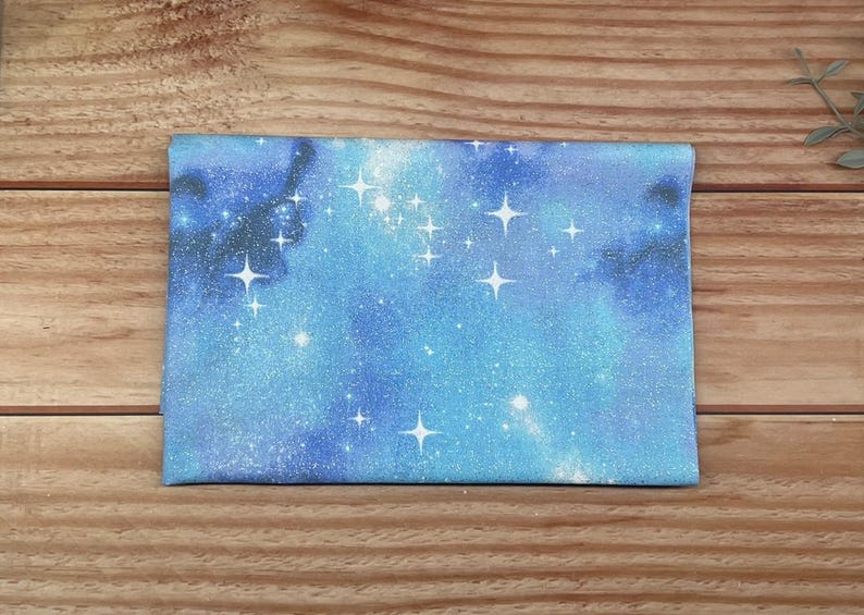 Celestial Fat Quarter-paket ***SISTA PÅFYLLNINGEN AV PAKETER*** – 6-delat Galaxy-quiltset i bomull – Tygkollektion med måne, stjärna och natthimmel clouds light blue