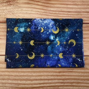 Celestial Fat Quarter-paket ***SISTA PÅFYLLNINGEN AV PAKETER*** – 6-delat Galaxy-quiltset i bomull – Tygkollektion med måne, stjärna och natthimmel gold star & moon