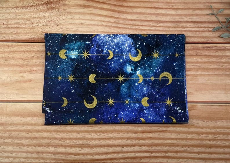 Celestial Fat Quarter-paket ***SISTA PÅFYLLNINGEN AV PAKETER*** – 6-delat Galaxy-quiltset i bomull – Tygkollektion med måne, stjärna och natthimmel gold star & moon