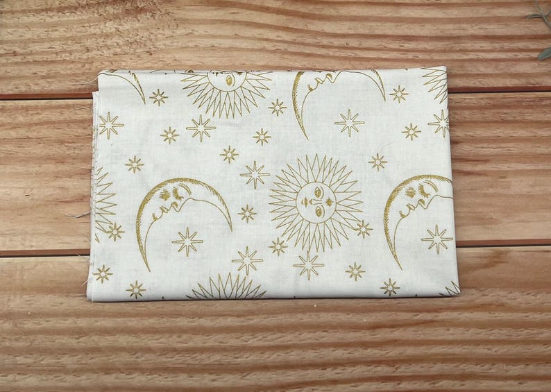 Celestial Fat Quarter-paket ***SISTA PÅFYLLNINGEN AV PAKETER*** – 6-delat Galaxy-quiltset i bomull – Tygkollektion med måne, stjärna och natthimmel white and gold