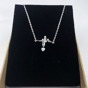 kromme, mini zilveren hartslagketting, harthanger, hartslaggrafiek, verpleegster, arts, liefde, babyhartslagketting, ECG-ketting, kerstcadeaus