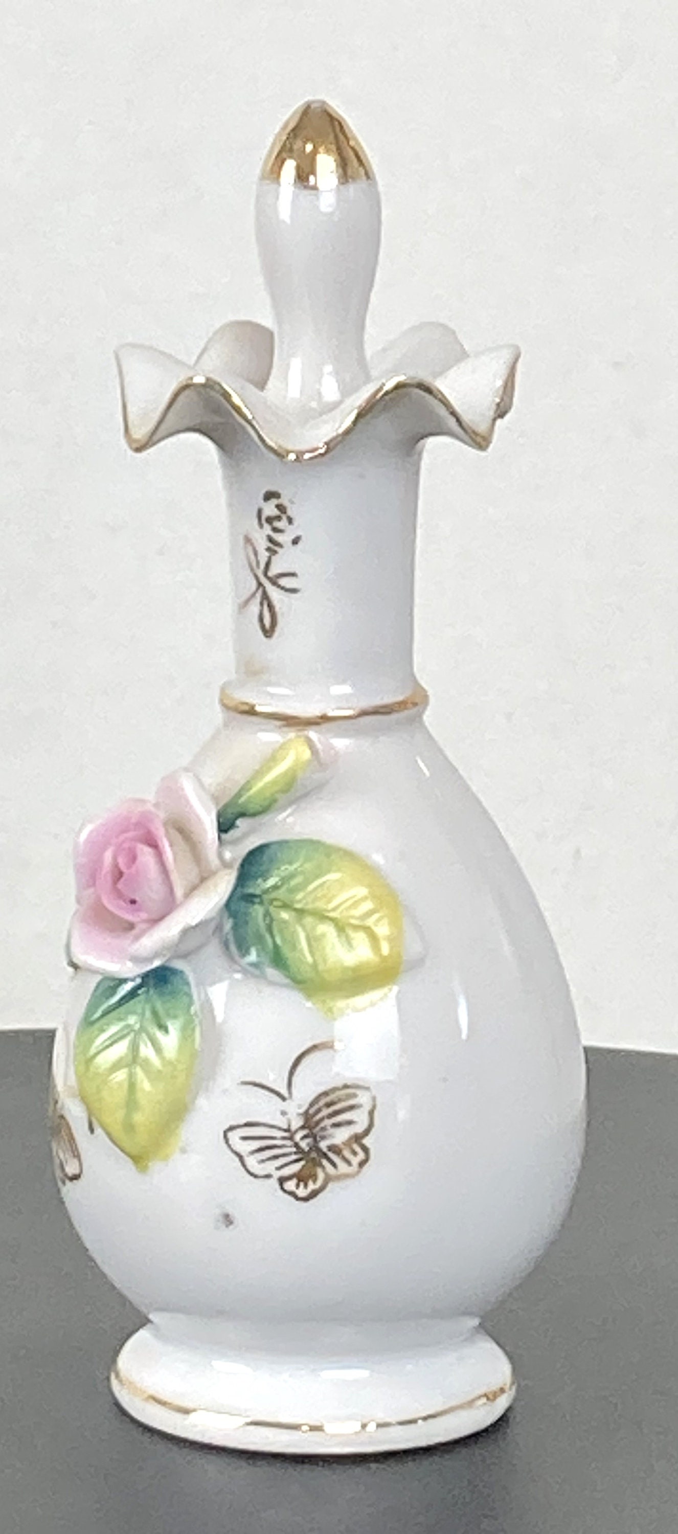 ヴィンテージ、陶器、花と蝶の香水瓶、ダウバー付き - Etsy 日本